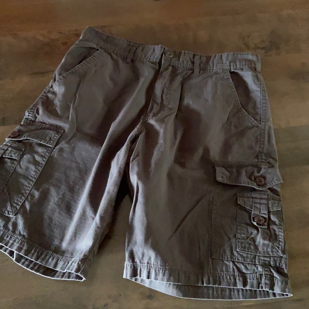 Men’s grey cargo shorts